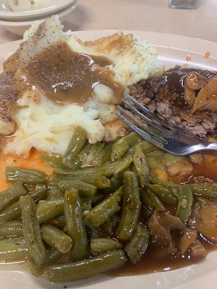 Daily special: roast beef with mashed potatoes, gravy and green beans
